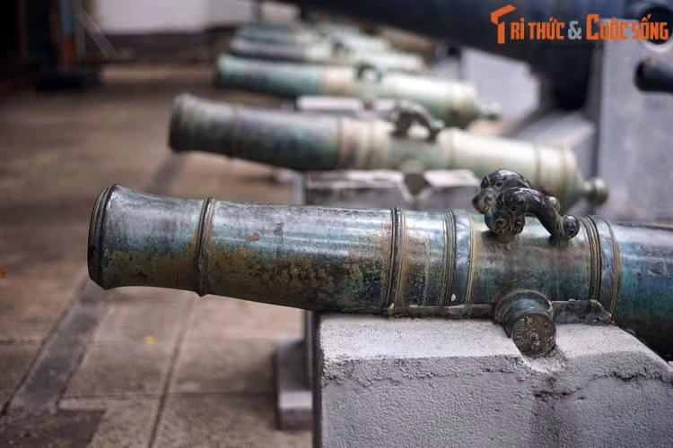 Bảo tàng Lịch sử TP HCM là nơi sở hữu một bộ sưu tập súng thần công cổ quy mô khá lớn. Đáng chú ý, trong bộ sưu tập này có nhiều khẩu súng thần công có từ thời vua Gia Long.