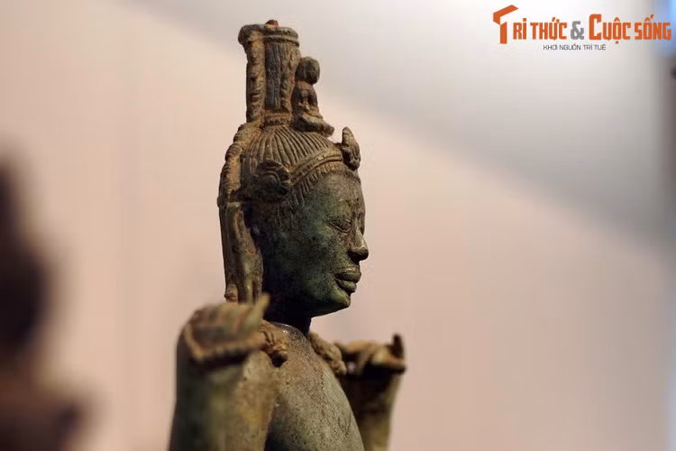 Theo kinh điển Phật Giáo, Avalokitesvara hay Bồ Tát Quán Thế Âm có vô số ứng thân hiện diện khắp nơi. Nếu nơi nào có người mong Phật ra đời thì ngài hóa ra Phật để thuyết pháp. Nơi nào mong có Bồ tát thì ngài thể hiện thân Bồ tát.