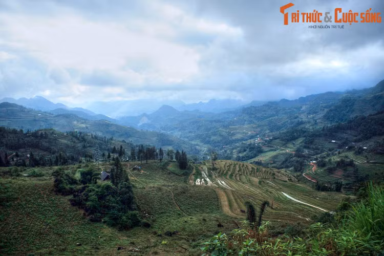 Hiện có hai cách lý giải cái tên Si Ma Cai. Theo cách giải thích thứ nhất, tên Si Ma Cai nguyên gốc là Sin Ma Cai. Đây là ba từ tiếng H'Mông mà âm Hán Việt là Tân Mã Nhai, nghĩa là “Phố Ngựa Mới”.