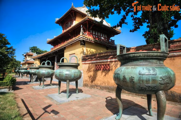 Về sau ông Khâm sứ đại thần nói với vua số bạc ấy trừ thuế, phí tổn đài tải quy ra tiền tổng cộng 460.350 đồng, được gửi vào Ngân hàng Thượng Hải. Ảnh: Cửu Đỉnh nhà Nguyễn phía sau Hiển Lâm Các.