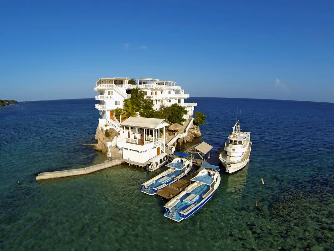 Biệt thự Villa on Dunbar Rock được xây dựng trên một khối đá lớn ở quần đảo Guanaja, nằm cách bờ biển phía Bắc nước Cộng hòa Honduras khoảng 70 km.