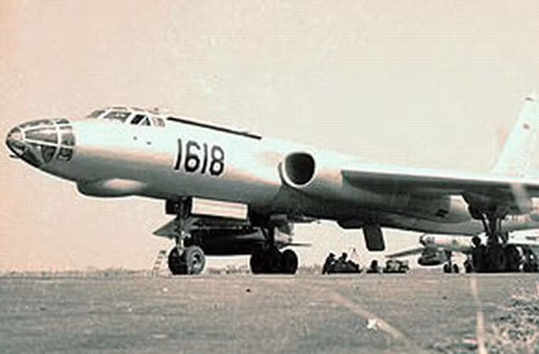 Sở dĩ Không quân Indonesia những năm 1960 mạnh hơn bây giờ bởi lực lượng này nhận được sự hậu thuẫn mạnh mẽ từ Liên Xô – dành cho Đảng Cộng sản Indonesia (PKI) cầm quyền. Nhằm tăng cường sự ảnh hưởng ở Đông Nam Á, ngoài Việt Nam, Liên Xô đã cung cấp số lượng khổng lồ các loại máy bay chiến đấu mới và hiện đại nhất thời bấy giờ, thậm chí bao gồm cả máy bay ném bom chiến lược cho Không quân Indonesia. Nguồn ảnh: Airport.id