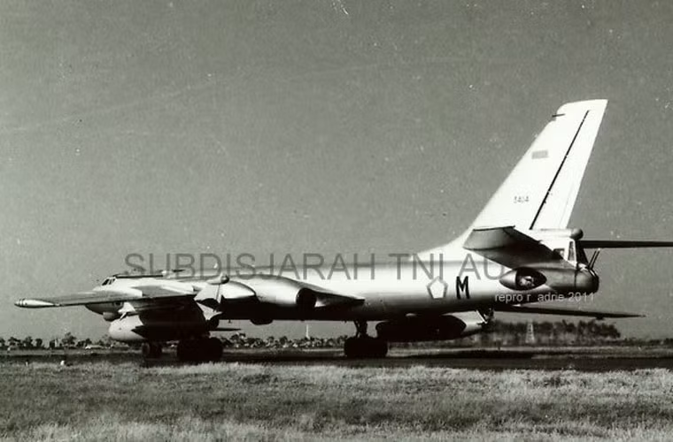 Những năm 1960, Tu-16 được coi là một trong máy bay ném bom chiến lược phản lực đáng gờm nhất của Liên Xô. Tu-16 có thể bay xa đến 7.200km, tốc độ bay đến hơn 1.000km, có khả năng mang tới 9 tấn bom hoặc 2 tên lửa hành trình chống hạm. Một trong hai phi đội Tu-16 của Indonesia có khả năng triển khai tên lửa hành trình KS-1 Komet có tầm phóng đến 100km – con số đáng nể thời bấy giờ. Nguồn ảnh: My Post