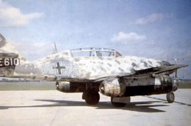Tiêm kích ban đêm Me 262B-1a/U1 với anten radar Neptun ở đầu mũi và bổ sung thêm một buồng lái thứ 2 để vận hành radar. Nguồn ảnh: WHO