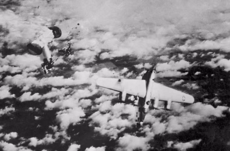 Mặc dù không thể nghịch đảo cuộc chiến như kỳ vọng của Hitler, thế nhưng những chiếc Me 262 đã khiến cho Đồng minh mất hơn 150 máy bay cùng hơn 500 phi công. Trong ảnh, máy bay ném bom B-24 Liberator thuộc Liên đoàn ném bom 448 của Không lực Hoa Kỳ bị tên lửa R4M phóng ra từ máy bay Me 262 bắn gãy đôi thân. Chỉ một người trong phi hành đoàn sống sót và bị bắt làm tù binh. Nguồn ảnh: WHO