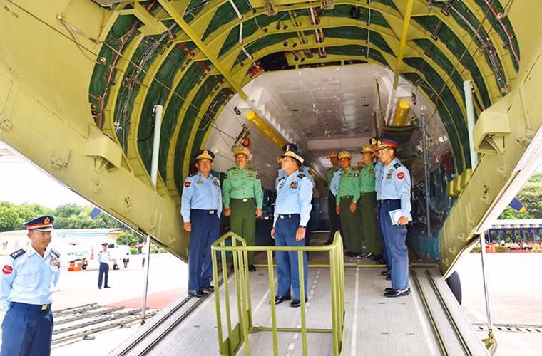 Cận cảnh khoang hàng máy bay vận tải Y-8 trong Không quân Myanmar. Theo thiết kế, Y-8 có thể chở tối đa được hơn 90 người hoặc 20 tấn hàng hóa. Nguồn ảnh: defence-blog
