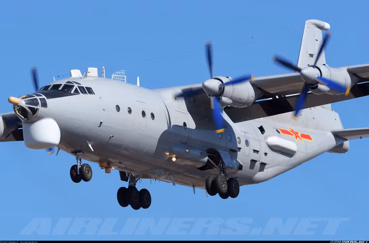 Bên cạnh sử dụng máy bay Y-8 cho vai trò vận tải binh sĩ, hàng hóa, Thiểm Tây SAC còn phát triển cho hàng loạt nhiệm vu khác gồm: máy bay cảnh báo sớm; máy bay do thám; máy bay gunship; máy bay chống ngầm; máy bay tác chiến điện tử; máy bay chỉ huy. Trong ảnh là phiên bản Y-8GX-1 phát triển cho nhiệm vụ chiến tranh điện tử. Nguồn ảnh: Airlines.net