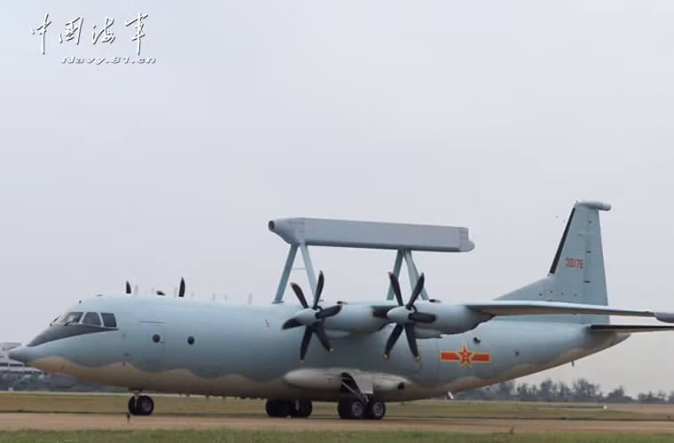 Vụ tai nạn đầu tiên liên quan tới máy bay Y-8 xảy ra vào ngày 3/6/2006, khi đó một chiếc máy bay báo động sớm KJ-200 (sử dụng khung gầm cơ sở máy bay Y-8) chở theo 40 sĩ quan, phi công Không quân Trung Quốc đã gặp nạn tại tỉnh An Huy khiến toàn bộ số người trên máy bay thiệt mạng. Nguyên nhân sau đó được xác định rằng, tai nạn xảy ra do sự hình thành băng bám vào bề mặt cánh khi máy bay lặp đi lặp lại việc đi vào vùng thời tiết xấu. Nguồn ảnh: Navy.81