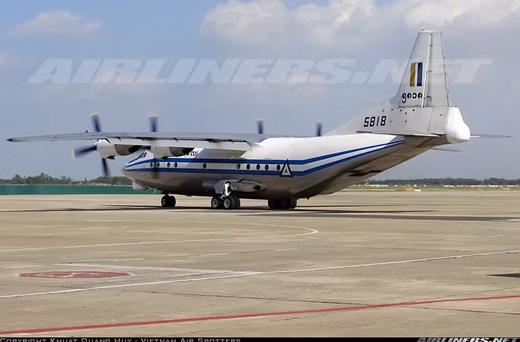 Y-8 có chiều dài 34,02m, sải cánh 38m, cao 11,16m, tải trọng cất cánh tối đa đến 61 tấn. Máy bay được trang bị 4 động cơ WJ-6 (làm theo mẫu AI-20 của Liên Xô) cho tốc độ bay trung bình 550km/h, tầm bay 5.615km, trần bay 10,4km. Nguồn ảnh: Airlines.net