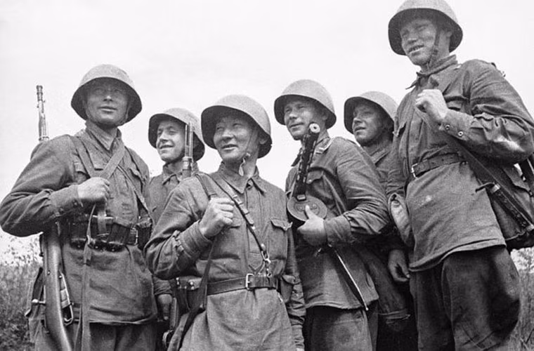 Các chiến sĩ hồng quân gần Smolensk trước khi diễn ra trận đánh, ảnh chụp tháng 7/1941. Nguồn ảnh: WHO