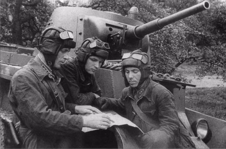 Kíp lái xe tăng hạng nhẹ BT-7 trước giờ tham chiến, tháng 7/1941. Nguồn ảnh: WHO