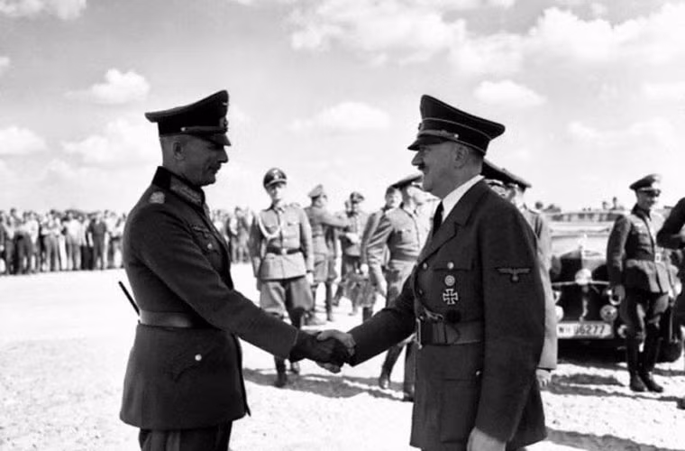 Hiler bắt tay với tướng von Bock - Tư lệnh Cụm tập đoàn quân Trung tâm, ngày 4/8/1941. Dẫu vậy, dù bắt được số lượng lớn tù binh, nhưng vẫn có 20 vạn binh sĩ hồng quân đột phá thành công vòng vây của Đức. Vì vậy, các học giả đánh giá trận bao vây tiêu diệt của quân Đức tại Smolensk chỉ thành công một nửa. Nguồn ảnh: WHO