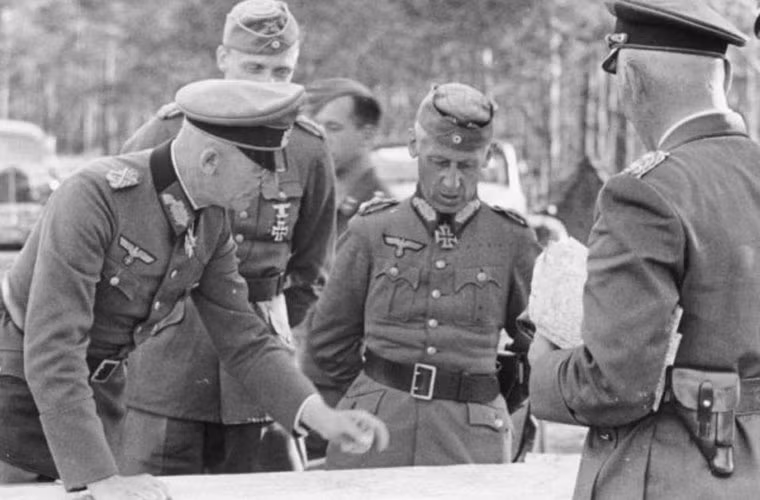 Nguyên soái Fedor von Bock - tư lệnh Cụm tập đoàn quân Trung tâm (trái) đang thảo luận với tướng Hermann Hoth - tư lệnh Tập đoàn quân xe tăng số 3 và tướng Wolfram von Richthofen, ngày 7/8/1941. Nguồn ảnh: WHO