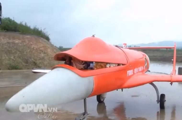 Theo kênh QPVN, phiên bản UAV2 có thể đạt tốc độ tối đa tới 350km/h – có thể nói là nhanh nhất trong các loại UAV mà Việt Nam tự chế tạo. Đặc biệt, UAV2 có thể đạt trần bay lên tới 5.000m, thời gian bay liên tục trên không 75 phút. Nguồn ảnh: QPVN