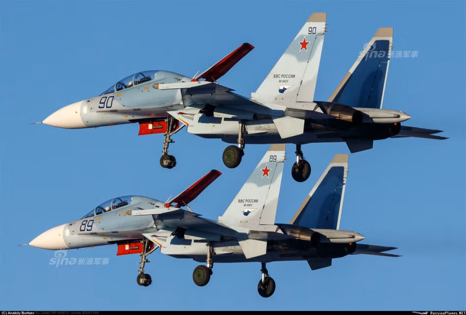 Phiên bản Su-30MKK của Trung Quốc có 4 bình chứa nhiên liệu với tổng nhiên liệu lên tới 9,9 tấn nếu được đổ "đầy bình" cung cấp cho chiếc chiến đấu cơ này tầm hoạt động 3000 km. Nguồn ảnh: Sina.