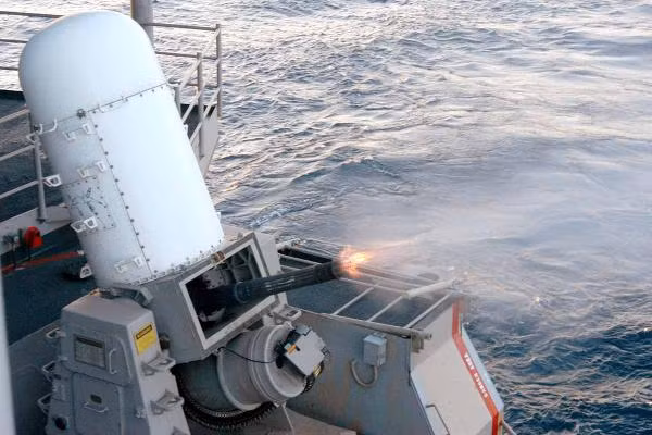 Hệ thống MK-15 Phalanx được điều khiển hoàn toàn tự động giúp giảm thiểu tối đa nguy cơ thao tác sai sót của con người. Nguồn ảnh: Military.