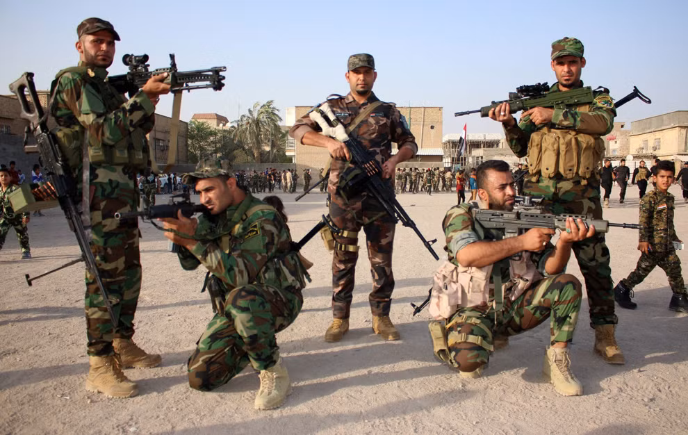 Trang bị vũ khí hiện đại của Quân đội Iraq và lính tình nguyện người Shiite. Nguồn ảnh: Boston.