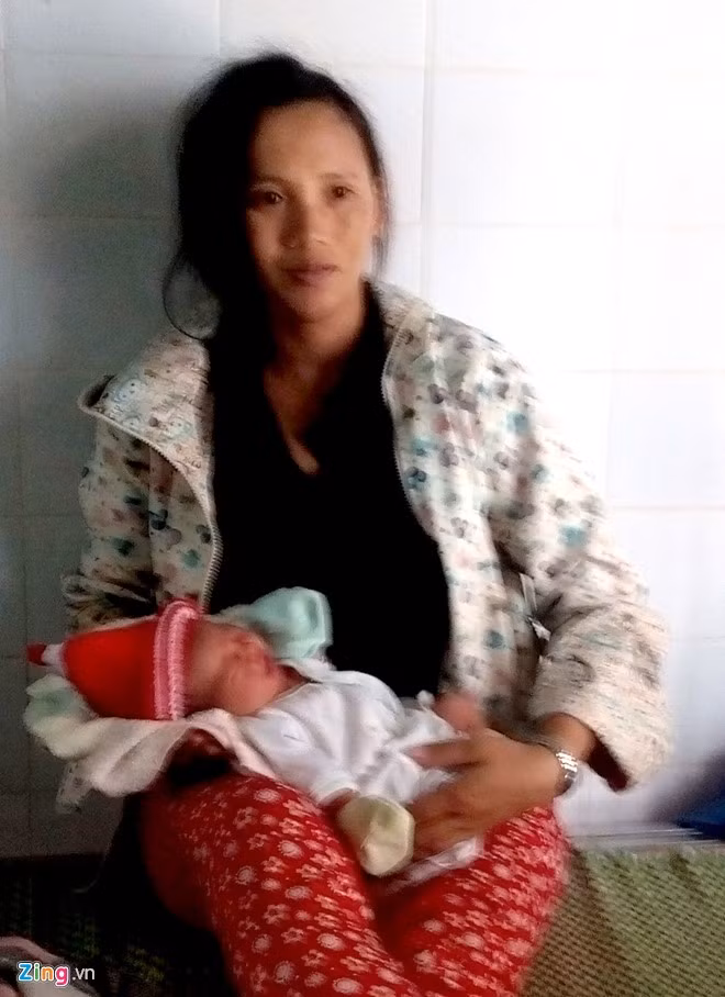 Hy huu: San phu sinh con giua nuoc lu khi ghe bi lat