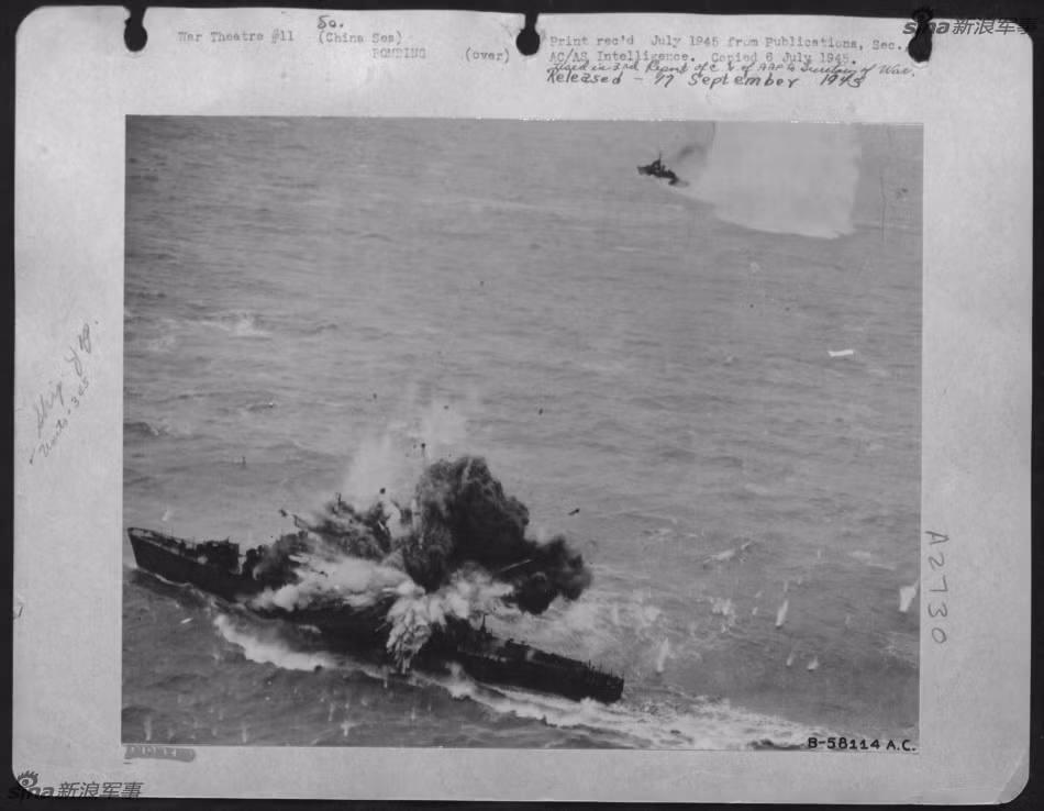 Những bức ảnh được chụp vào ngày 6/4/1945 khi hai chiếc máy bay ném bom B-25 quyết định tấn công một tàu chiến Nhật Bản trên Biển Đông, tiêu diệt toàn bộ 159 thủy thủ trên tàu lúc đó. Nguồn ảnh: Sina.