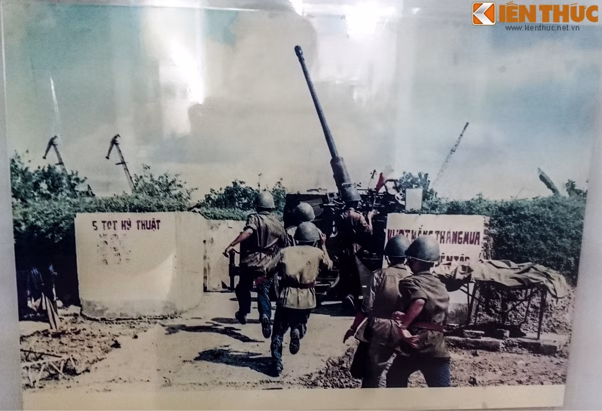 Cơn ác mộng của Không quân Mỹ thời Chiến tranh Việt Nam không phải là tên lửa mà chính là những dàn pháo cao xạ như thế này. Vì việc đảm bảo bí mật, an toàn cho các trận địa tên lửa nên trừ những chiến dịch lớn việc sử dụng tên lửa để bắn hạ máy bay Mỹ thường rất hạn chế.