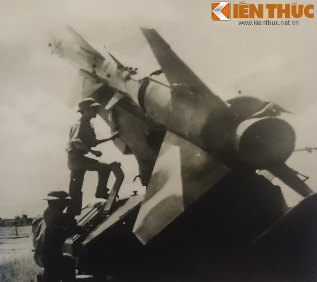 Về phía ta, Không quân Việt Nam thiệt hại tổng cộng khoảng từ 150 đến 200 máy bay các loại kể cả trực thăng. Lực lượng không quân của ta thời gian này vẫn còn khá mỏng, nhiệm vụ phòng thủ vùng trời được giao phó chủ yếu cho lực lượng phòng không với các hệ thống tên lửa hiện đại được phía Nga cung cấp và trận địa pháo cao xạ chi chít đến mức "một con ruồi cũng khó lọt qua được".