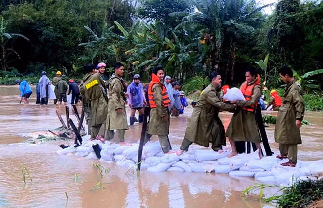 Hang nghin ho dan Binh Dinh bi co lap, ngap sau trong lu lon