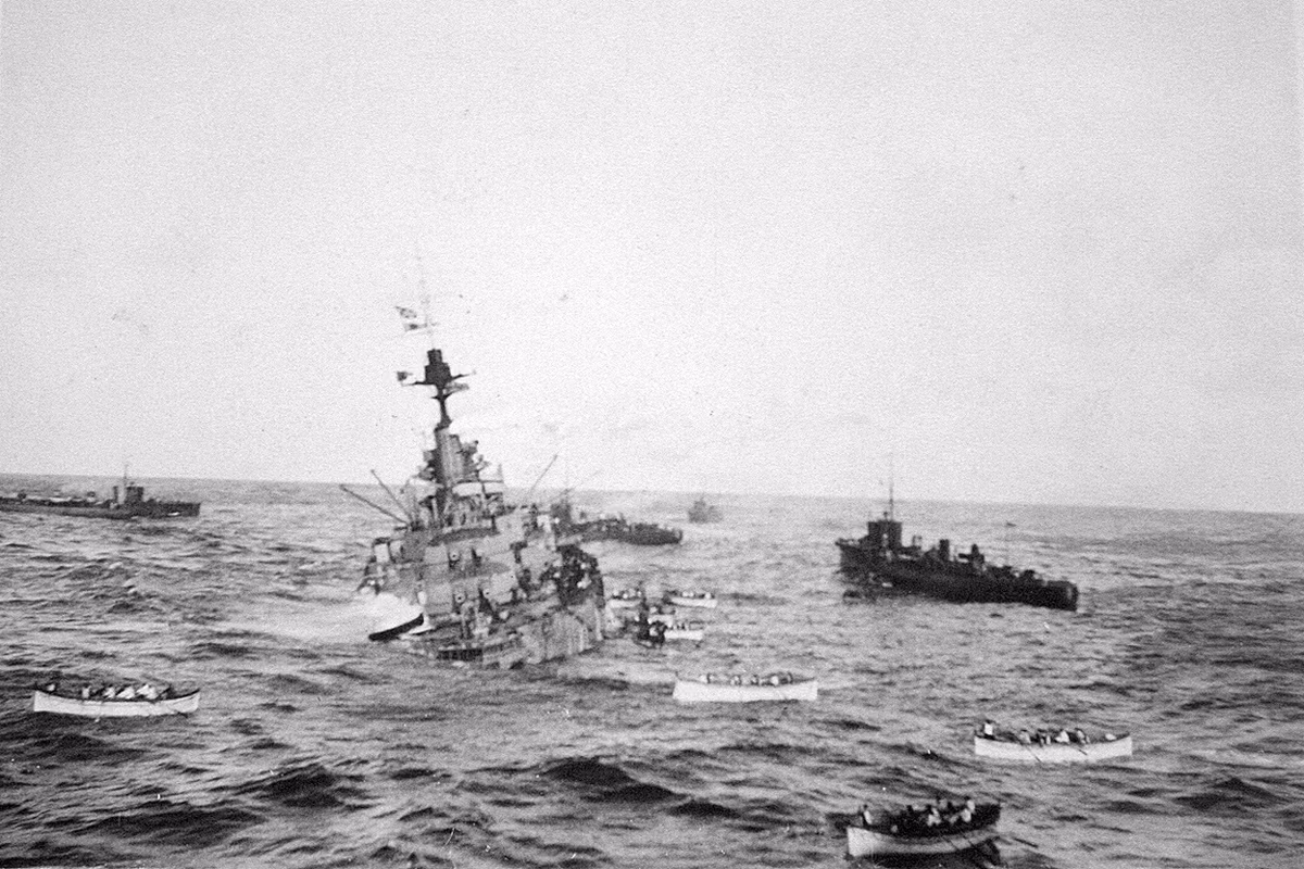 Thủy thủ trên chiếc HMS Audacious đang chìm cố đào thoát sang chiếc RMS Olympic bên cạnh. Ảnh chụp tháng 10/1914. Chiếc Audacious bị chìm do trúng thủy lôi Đức ở vùng biển Ireland. Nguồn ảnh: Boston.