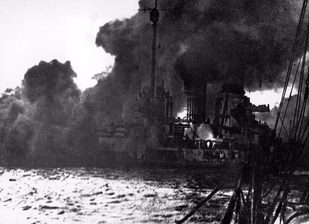 Tuần dương hạm Seydlitz của Hải quân Đức bị nhấn chìm trong lửa ở trận Jutland vào ngày 31/5/1916. Mặc dù bị hư hỏng nặng nhưng chiếc Seydlitz vẫn lết được vào cảng Wilhelmshaven để sửa chữa sau đó. Nguồn ảnh: Boston.
