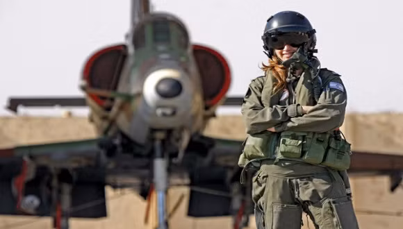 Trong Quân đội Israel không hề thiếu các bóng hồng vì luật nghĩa vụ quân sự bắt buộc với cả nam và nữ ở quốc gia này. Tuy nhiên, lực lượng không quân có vẻ là nơi có nhiều bóng hồng nóng bỏng nhất với quy định về chiều cao và cân nặng nếu muốn gia nhập lực lượng này. Nguồn ảnh: SSbcrack.