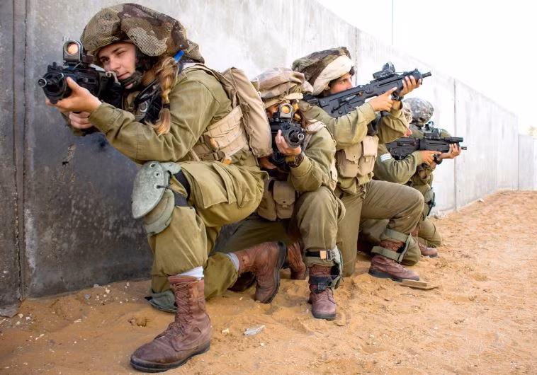 Họ cũng không thua kém gì nam giới trong các nhiệm vụ được giao. Nguồn ảnh: Jerusalempost.