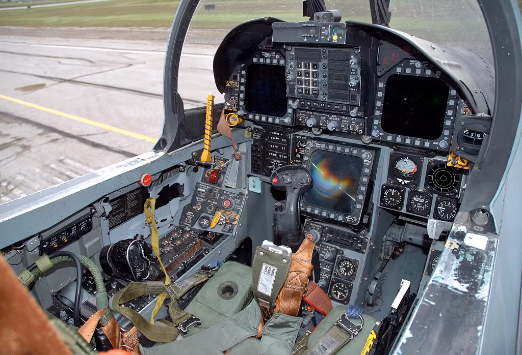 Với các chiến đấu cơ Su-30 đời đầu, bảng điều khiển máy bay bao gồm 3 màn hình lớn hiển thị các thông số về tên lửa, mục tiêu, đường bay và rada cảnh báo sớm, ngoài ra còn có các đồng hồ hiển thị thông số máy bay. Nguồn ảnh: Airliners.