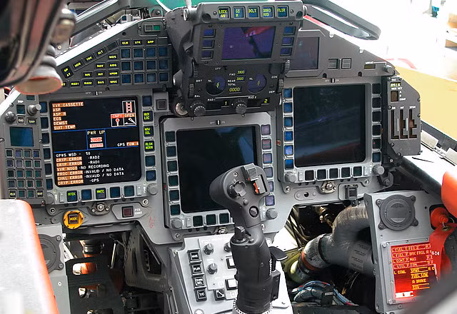 Phiên bản nâng cấp Su-30 MKI và Su-30 MKII thậm chí còn hiện đại hơn nữa khi loại bỏ gần như tất cả các đồng hồ thông số bay theo kiểu cơ học mà đưa tất cả chúng vào trong 3 bảng điện tử trong khoang lái. Nguồn ảnh: Airlines.