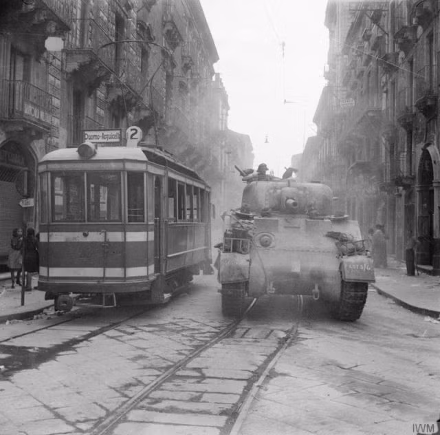 Xe tăng Đồng Minh tiến trên đường phố Catania. Đây là thành phố lâu đời nhất trên Sicily, giải phóng được Catania nghĩa là quân Đồng Minh đã đẩy được phát xít ra khỏi Sicily, chiến dịch Husky đã thành công tốt đẹp. Nguồn ảnh: Warhistory.