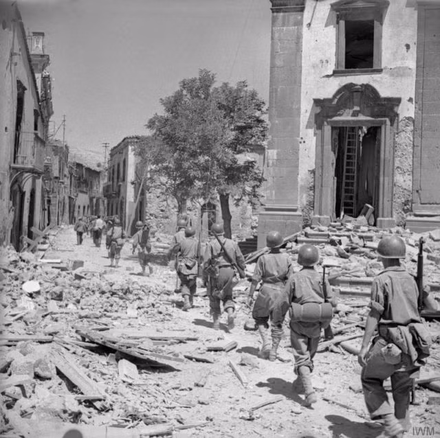 Quân đồng minh đặt những bước chân đầu tiên của mình vào thị trấn Randazzo trên đảo Sicily, Ý. Nguồn ảnh: Warhistory.