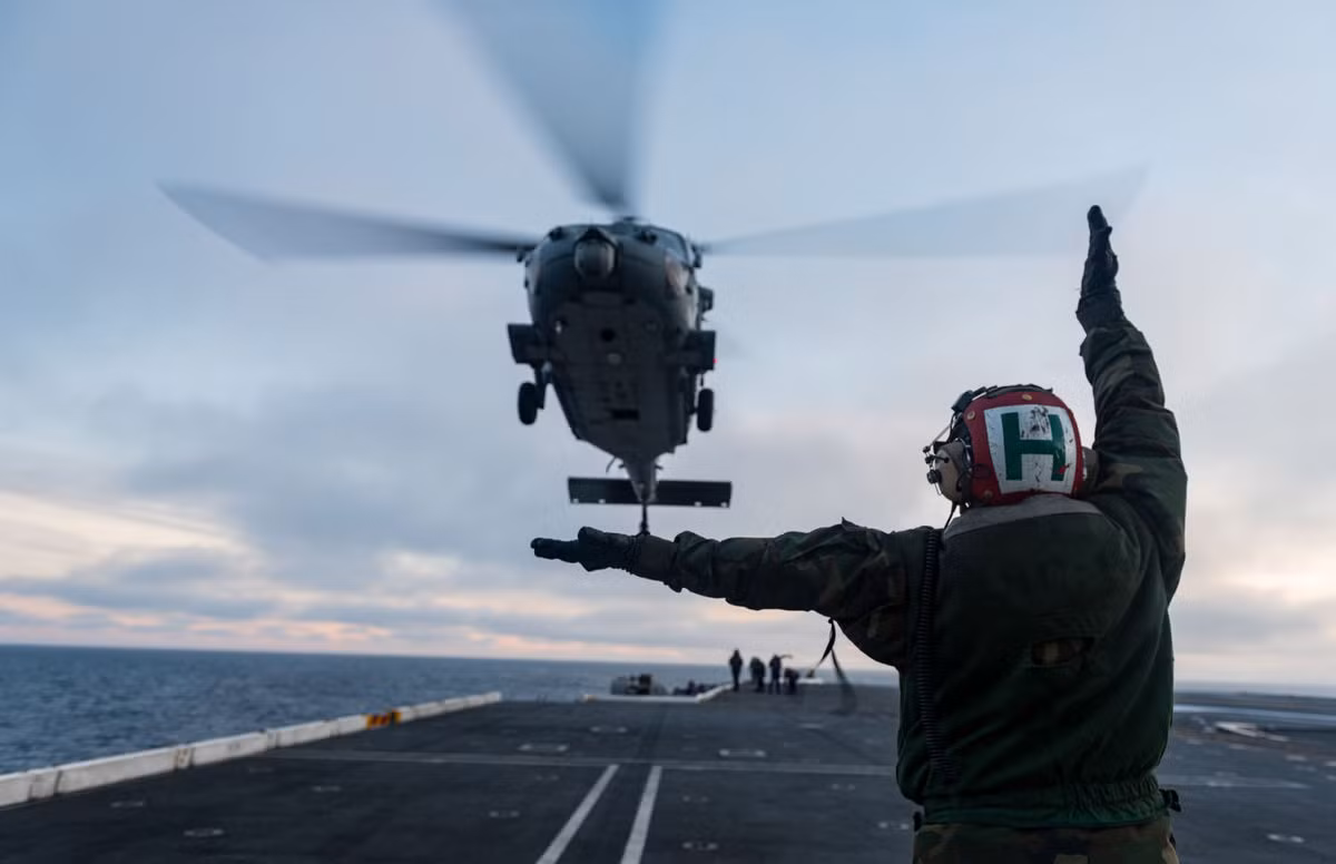 Trực thăng MH-60S Sea Hawk. Trong những quãng thời gian tấp nập nhất, có cả trăm lượt máy bay cùng lên-xuống trên chiếc hàng không mẫu hạm này trong cùng một giờ đồng hồ. Nguồn ảnh: Militarynews.