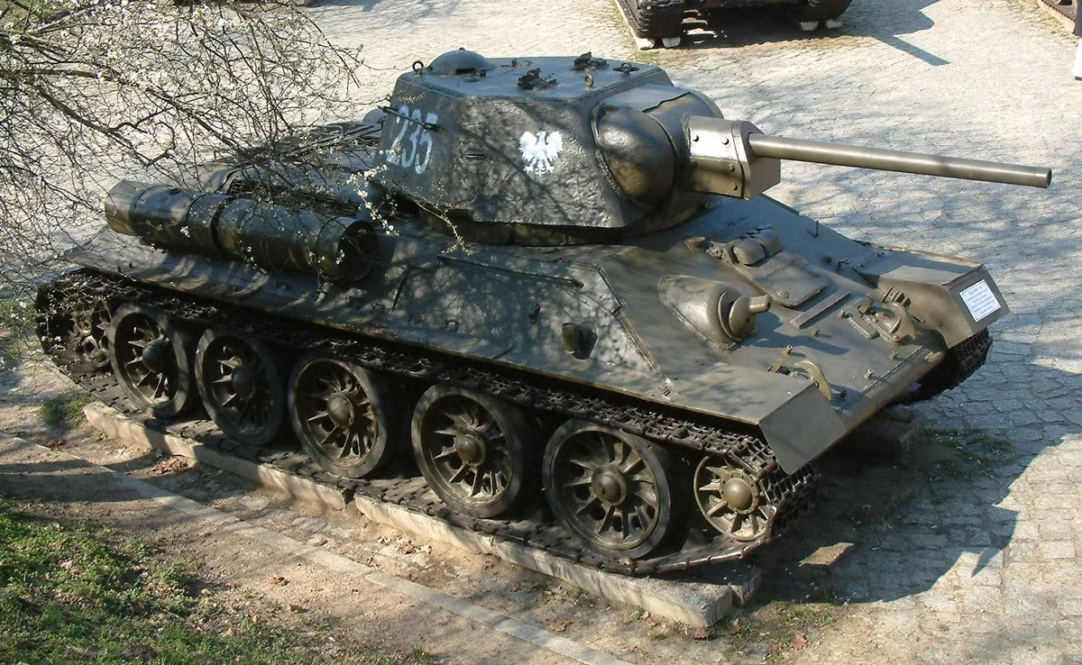  Xe tăng T-34 và bản nâng cấp T-34-85 với nòng súng 85 mm của nó có rất ít cơ hội để xuyên thủng giáp mặt của chiếc Tiger hay Pz IV của đối phương vì cần phải tiếp cận vào khoảng cách dưới 500 mét (đối với T-34-85) và thậm chí là luồn cánh, bắn từ phía sau (đối với T-34) nên việc đấu tăng theo kiểu 1 đổi 1 là điều không thể, chiếc T-34 sẽ bị xóa sổ từ trước khi kịp tiếp cận xe tăng địch. Nguồn ảnh: Wikiband.