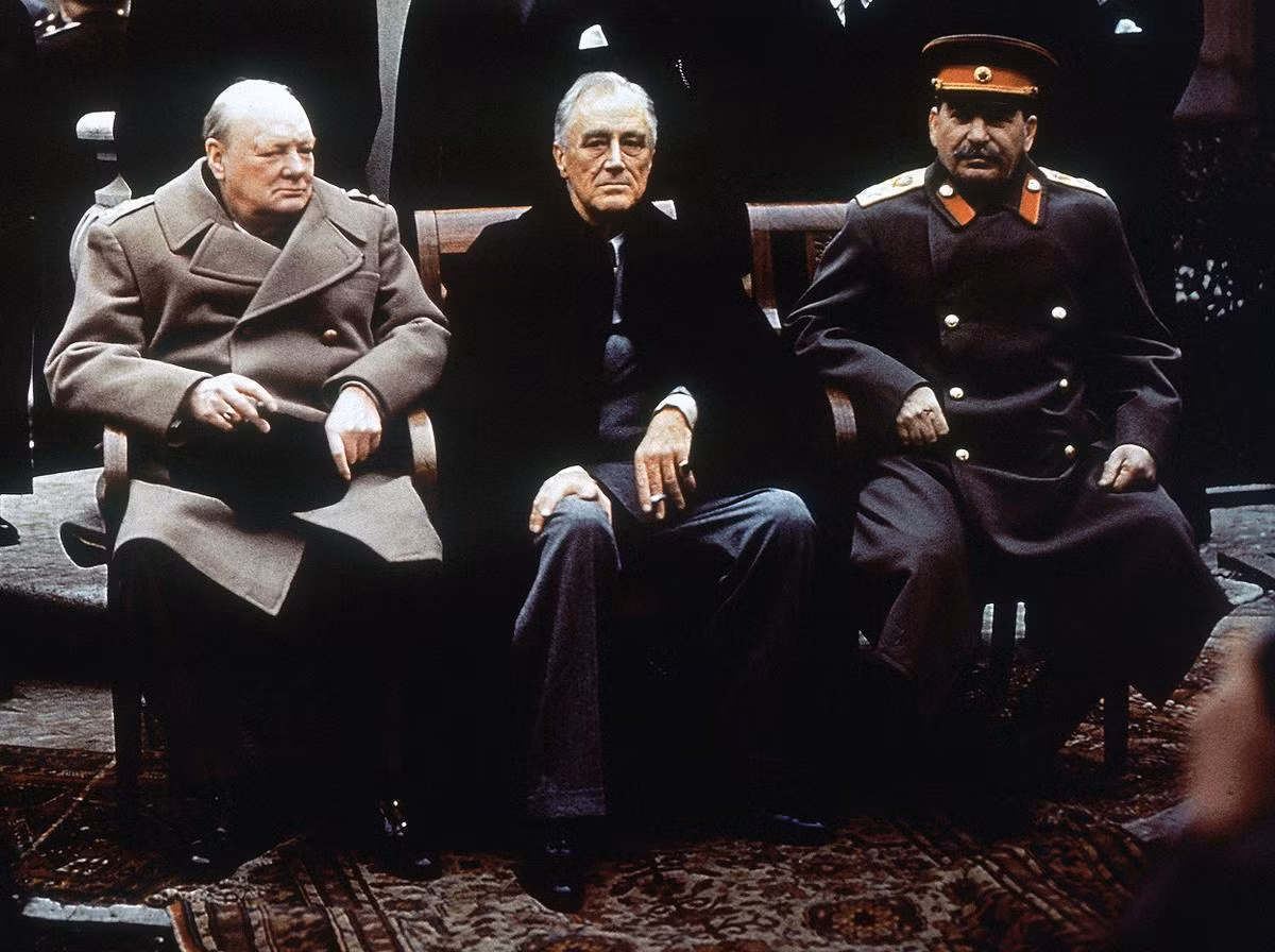 Bức ảnh lịch sử tại hội nghị Yalta, từ trái qua phải, Thủ tướng Anh Winston Churchill, Tổng thống Mỹ Roosevelt và lãnh đạo Liên Xô Stalin. Ảnh chụp 4/2/1945. Nguồn ảnh: Theatlantic.