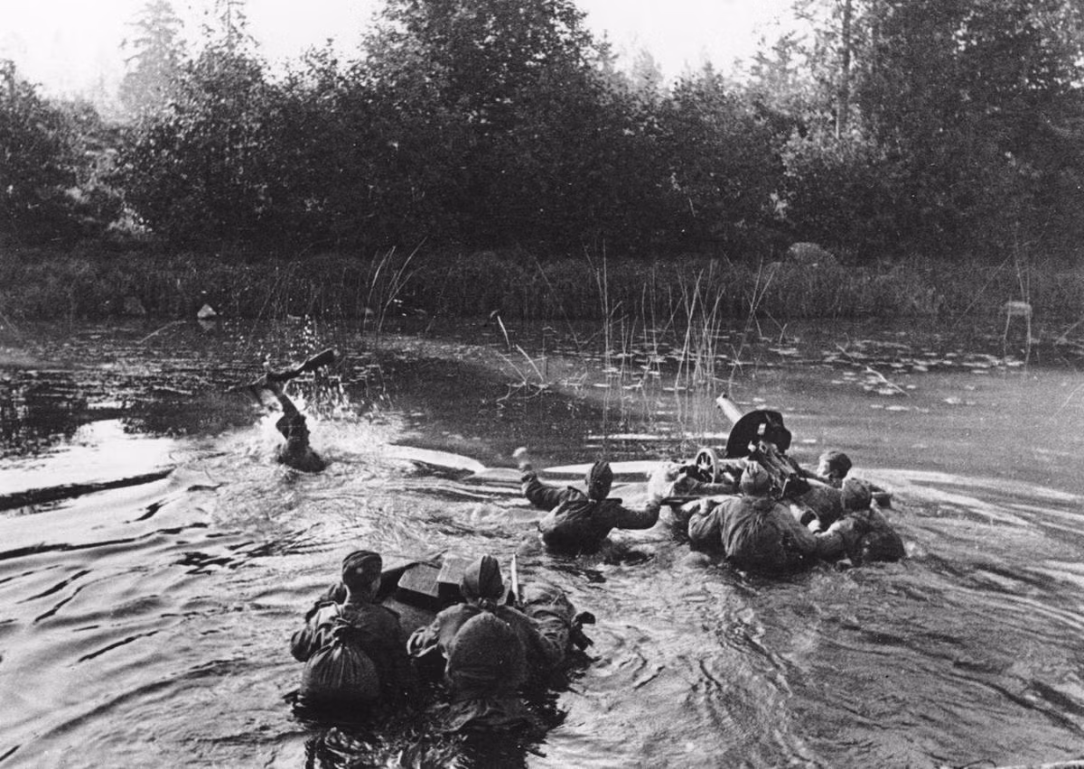 Lính Liên Xô vượt con sông trên phòng tuyến Baltic vào tháng 1 năm 1945, đến tận lúc này quân Liên Xô vẫn sử dụng những khẩu súng máy Maxim cồng kềnh. Nguồn ảnh: Theatlantic.