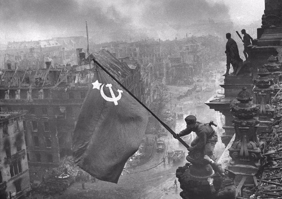 Ngày 2/5/1945 lá cờ búa liềm của Liên Xô tung bay trên nóc tòa nhà Quốc hội Đức đánh dấu sự sụp đổ hoàn toàn của phát xít Đức. Nguồn ảnh: Theatlantic.