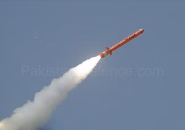 Theo trang Pakistandefence, tên lửa hành trình Babur của Pakistan đã được thử nghiệm thành công vào ngày hôm qua (14/12/2016) đạt tầm bắn trên 700 km. Nguồn ảnh: Sina.