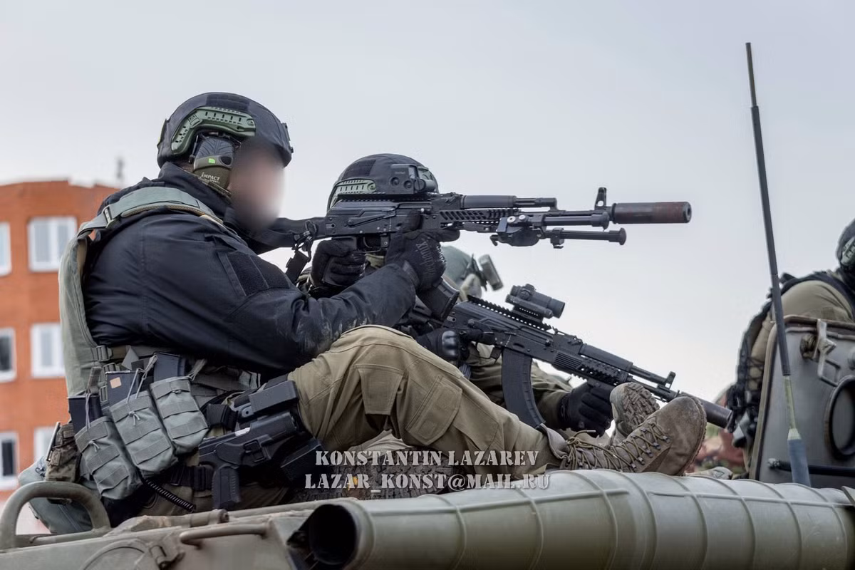AK-103 là dòng súng trường tiến công trong họ Kalashnikov do Nga chế tạo, khẩu súng này sử dụng đạn cỡ 7,62x39mm và có tầm bắn hiệu quả đạt 500 mét, cao hơn so với các mẫu AK đời trước. Nguồn ảnh: Squadforums.