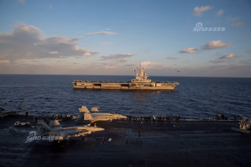 Chiếc FNS Charles de Gaulle có sức chứa nhỏ hơn, chỉ từ 28 đến 40 máy bay chiến đấu các loại. Nguồn ảnh: Sina.