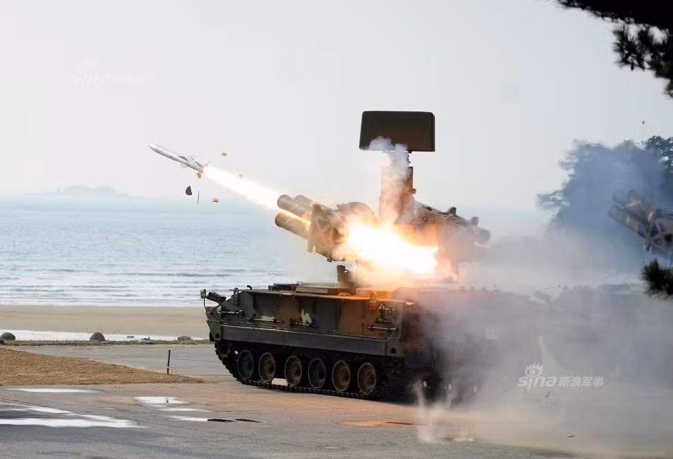Mới đây, Quân đội Hàn Quốc đã tái khởi động lại chương trình tập trận tên lửa Pegasus với sự tham gia của rất nhiều binh chủng với mục tiêu của cuộc tập trận là phòng thủ tiêu diệt các mục tiêu tầm gần. Nguồn ảnh: Sina.