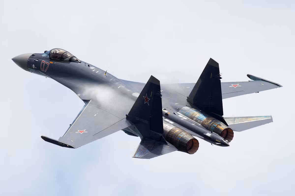  Tiêm kích đa năng Su-35 có phi hành đoàn 1 người, sử dụng hai động cơ Lyulka AL-35F cho phép máy bay đạt tốc độ cực đại Mach 2,25 tương đương với 2.500 km/h và tầm bay 3.600 km. Trần bay tối đa đạt 18.000 mét. Su-35 có tổng cộng 14 giá treo vũ khí với hai giá treo đầu cánh và 12 giá treo dưới cánh và bụng cho phép mang theo tối đa 8 tấn tên lửa các loại. Nguồn ảnh: Livejournal.
