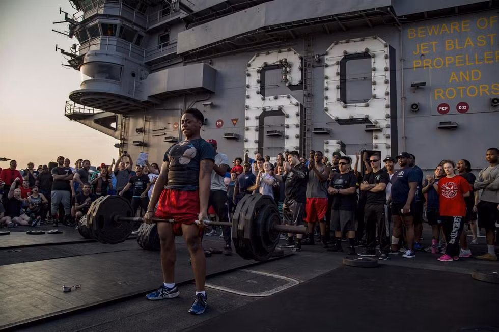 Một cuộc thi cử tạ. Thời gian rảnh trên tàu sân bay không phải là nhiều nhưng phần lớn các thủy thủ đều dành thời gian đó trong phòng tập cho đỡ "cuồng chân cuồng tay", vả lại họ cũng không có việc gì khác để lảm cả.
