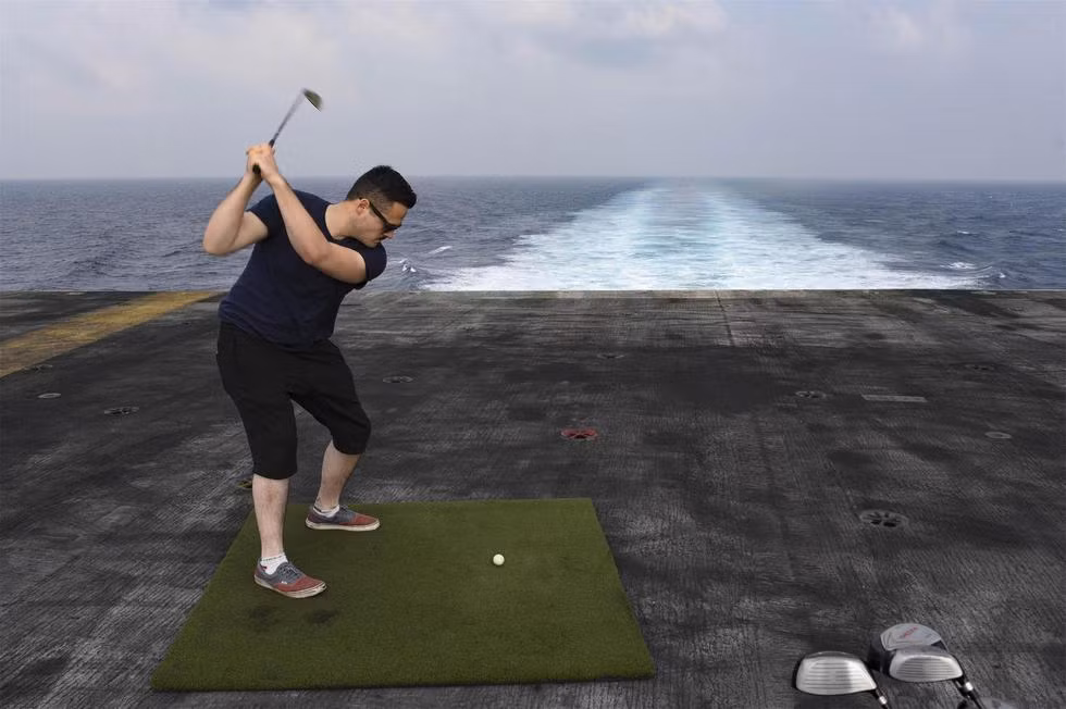 Thậm chí có thể chơi cả Golf nữa, đánh thẳng xuống biển để đỡ phải đi nhặt bóng.