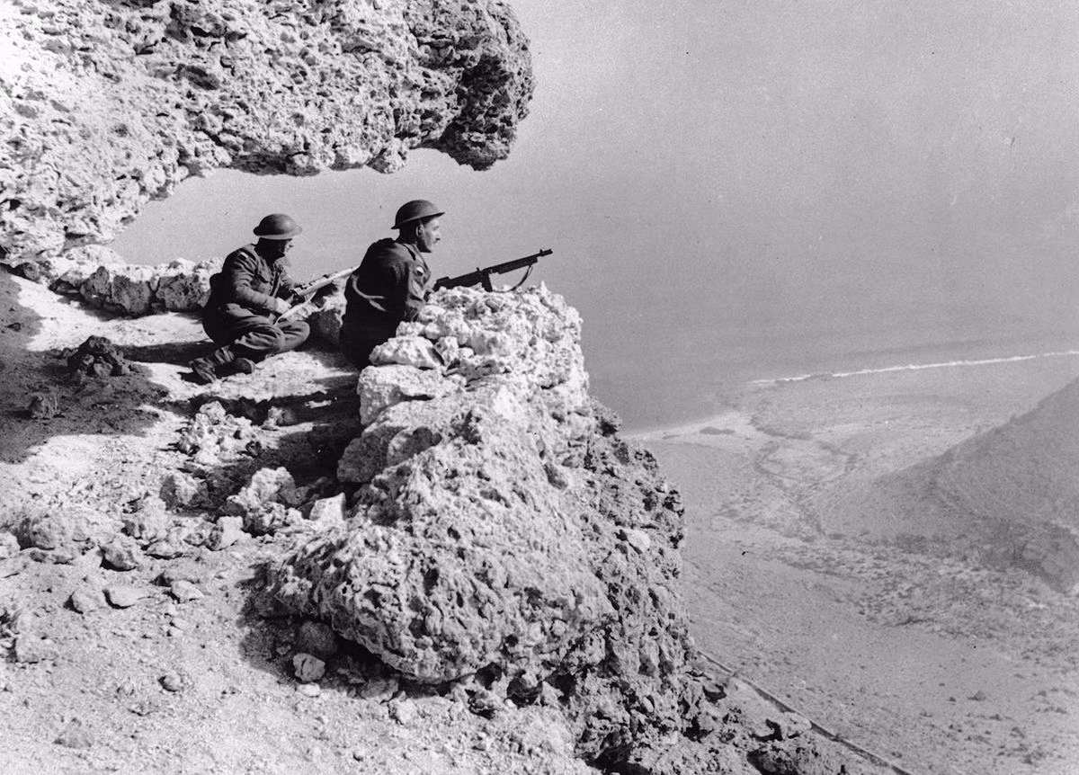 Bước ngoặt của cuộc chiến là trận El Alamein lần thứ hai khi Tướng Rommel của Đức phải về nước chữa bệnh vì lí do sức khỏe, khi trận chiến nổ ra lợi thế hoàn toàn thuộc về phía Đồng Minh, đen đủi hơn cho phía Phát Xít là vị tướng thay thế cho Rommel lại bị... nhồi máu cơ tim và qua đời khi trận chiến đang trong cơn ác liệt. Ảnh: Lính Anh trong chiến dịch El Alamein. Nguồn ảnh: Theatlantic.