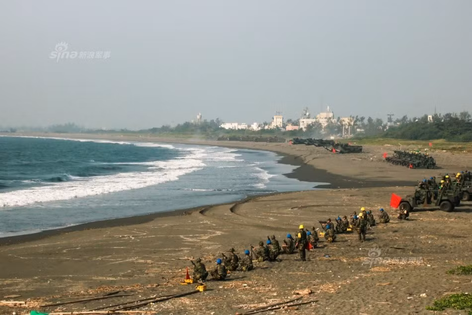 Dàn quân trên bờ biển, việc không để đối phương có cơ hội chiếm lấy bãi biển chính là mấu chốt của phòng thủ đổ bộ đường biển. Quân đổ bộ không chiếm được bờ biển đồng nghĩa với việc không có cơ hội triển khai quân, lính trên các xuồng đổ bộ sẽ trở thành "bia tập bắn" cho quân chống đổ bộ trên bờ. Nguồn ảnh: Sina.