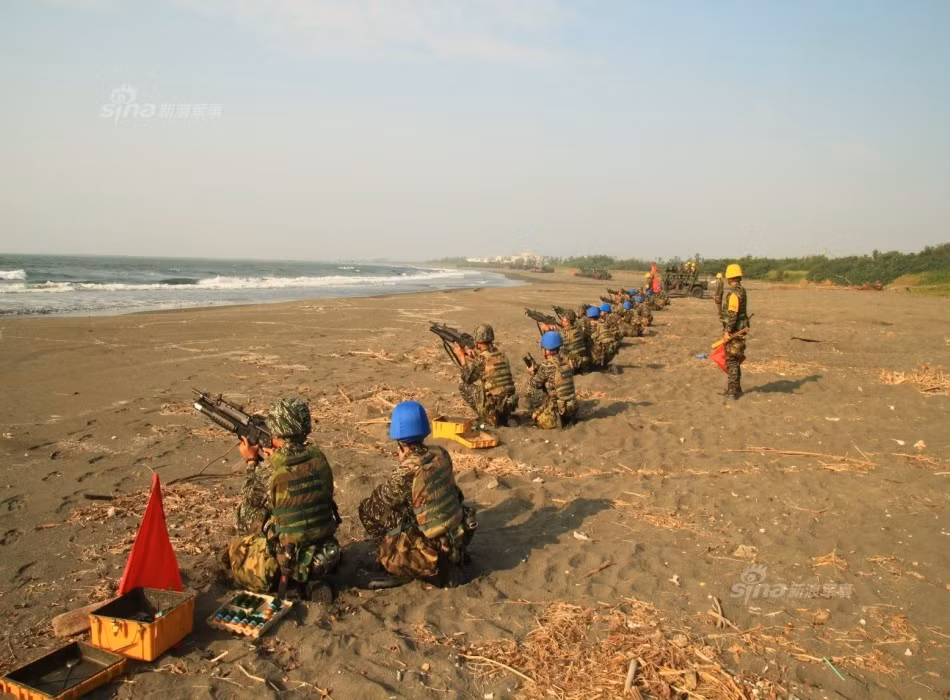 Dàn quân sẵn trên bờ biển chờ giặc tới. Trong tình huống tác chiến phòng thủ bờ biển chống đổ bộ, điểm mấu chốt là phải tiêu diệt được càng nhiều quân địch ở trên biển càng tốt, càng ít quân vào được bờ càng ít cơ hội chiếm được bãi biển. Nguồn ảnh: Sina.