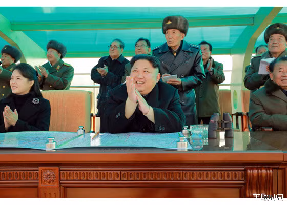 Hãng thông tấn KCNA vừa cho đăng tải những bức hình của nhà lãnh đạo Kim Jong Un cùng phu nhân thị sát cuộc tập trận của Không quân Triều Tiên. Nguồn ảnh: Sina.